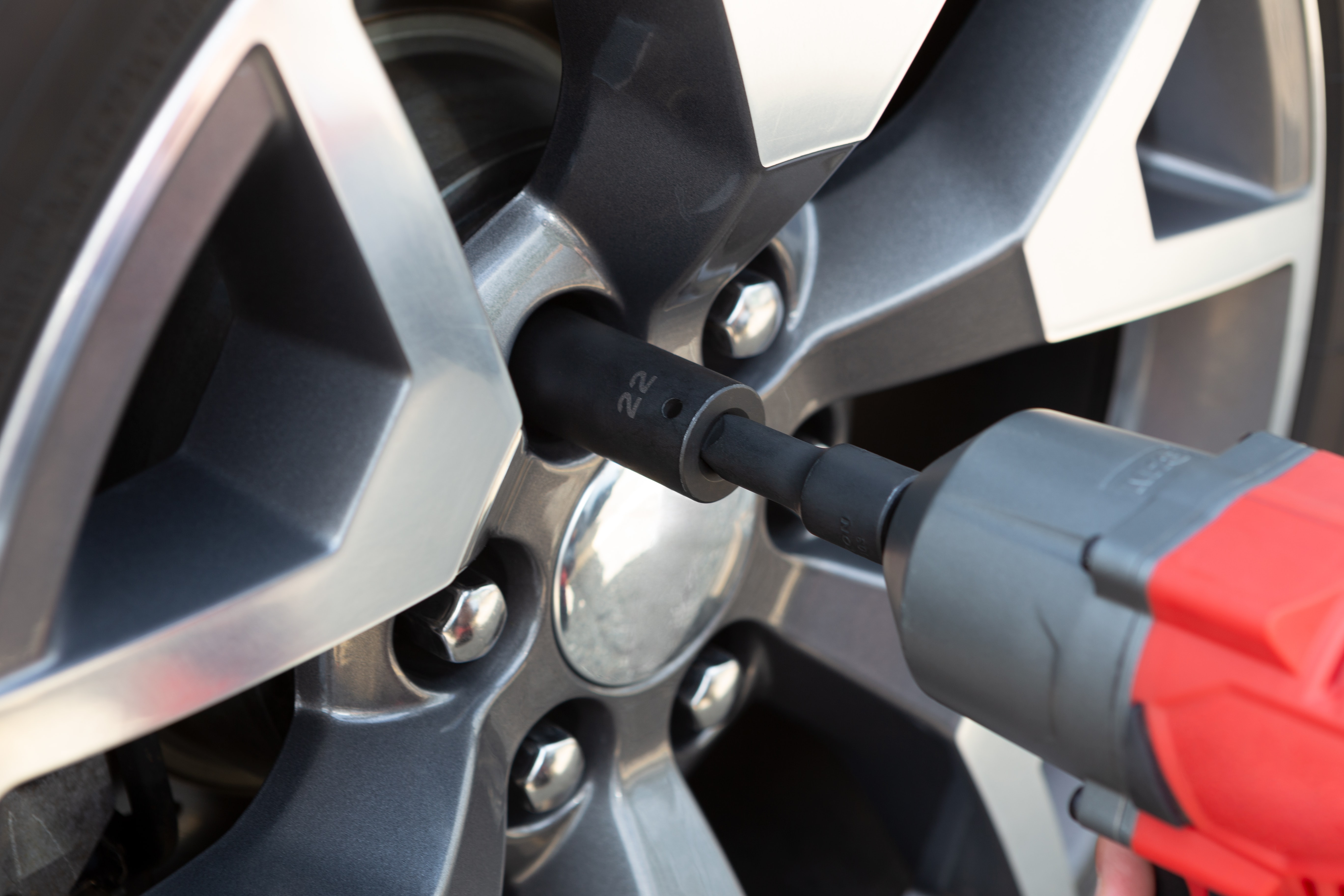 Cambio pneumatici su automobile